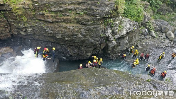 ▲▼搜救人員在瀑布下方找到女子遺體。（圖／記者林煒傑翻攝）