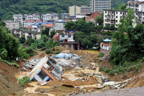 ▲▼廣西百色市連日暴雨，多處民宅被掩埋。（圖／翻攝自中新社）