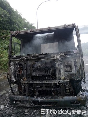 ▲ 聯結車頭已被燒燬。（圖／桃園市消防局提供）