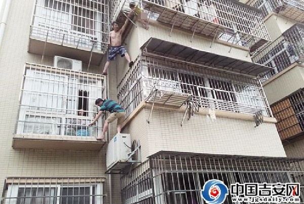 3歲女童卡鐵窗懸掛高空　「蜘蛛人」兄弟爬3樓救人。（圖／翻攝自中國吉安網）