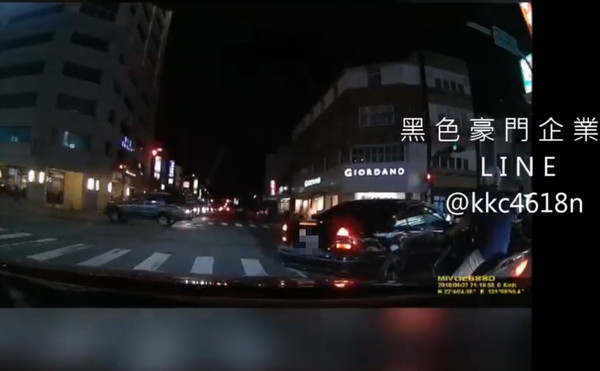 ▲▼駕駛攔下停等紅燈的騎士後，下車叫囂賞巴掌。（圖／翻攝自黑色豪門企業臉書）