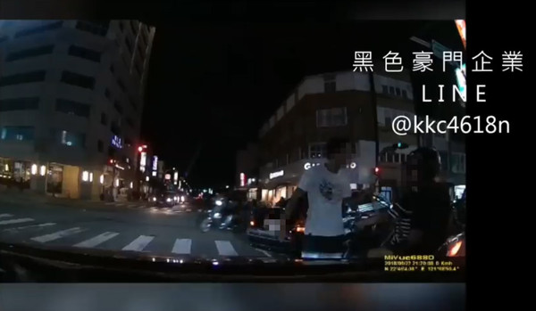 ▲▼駕駛攔下停等紅燈的騎士後，下車叫囂賞巴掌。（圖／翻攝自黑色豪門企業臉書）