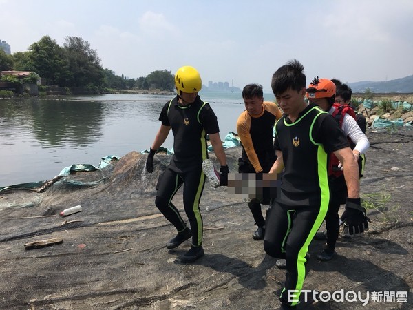 ▲▼搜救人員將女浮屍打撈上岸，遺體身上已經泡腫。（圖／記者陳豐德翻攝）