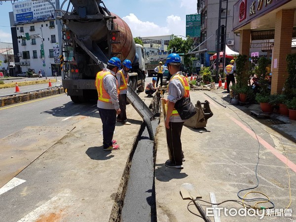 ▲台南市政府工務局強制要求管線單位以低強度混凝土回填管溝。（圖／記者林悅翻攝）