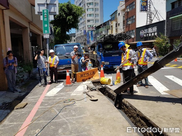 ▲台南市政府工務局強制要求管線單位以低強度混凝土回填管溝。（圖／記者林悅翻攝）