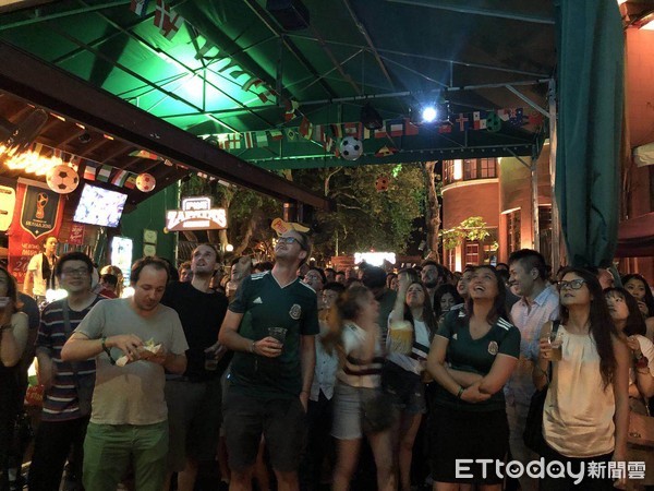 ▲在上海，不能到現場看球的人，選擇到酒吧享受一起歡呼、吶喊的氛圍。           。（圖／記者魏有德攝）