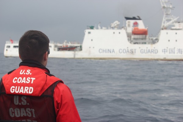 ▲中美海警聯合執法　美將違法中國漁船移交中方海警。（圖／美國海岸警備隊）