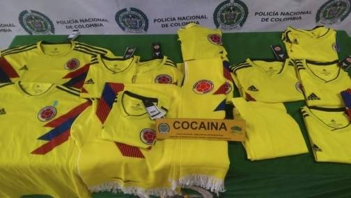 ▲遭破獲的浸泡過液化古柯鹼的哥倫比亞國家球衣。(圖／哥倫比亞警方提供)