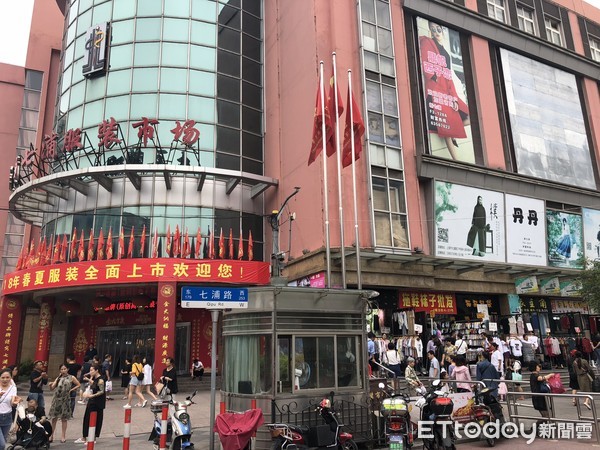 ▲七浦路商圈是上海最著名的成衣批發市場             。（圖／記者魏有德攝）
