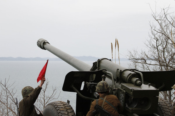 ▲▼北韓部署在海岸線的火砲陣地，對準南韓白翎島。（圖／達志影像／美聯社）