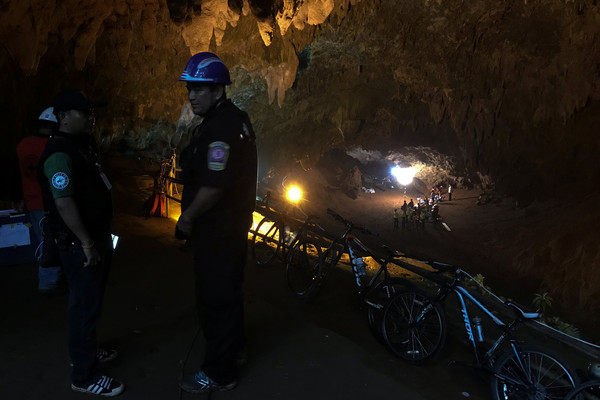 ▲▼泰國清萊一支少年足球隊跟隨教練前往山洞中探險，一行13人就此失蹤。（圖／路透社）