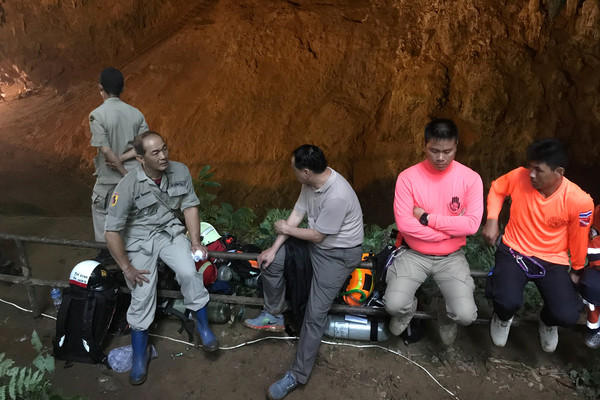 ▲▼泰國清萊一支少年足球隊跟隨教練前往山洞中探險，一行13人就此失蹤。（圖／路透社）