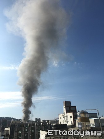 花蓮市火車站前租車行26日清晨傳出火警，有近幾十輛機車被大火吞噬，火勢猛烈，濃湮直竄雲霄。（圖／民眾提供）