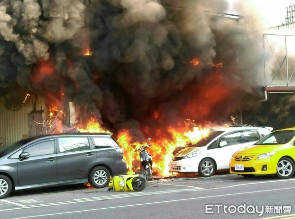 花蓮市火車站前租車行26日清晨傳出火警，有近幾十輛機車被大火吞噬，火勢猛烈，濃湮直竄雲霄。（圖／民眾提供）
