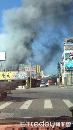 花蓮市火車站前租車行26日清晨傳出火警，有近幾十輛機車被大火吞噬，火勢猛烈，濃湮直竄雲霄。（圖／民眾提供）