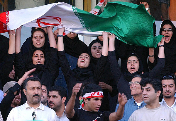 ▲伊朗女球迷看比賽時表現激動，完全不輸男球迷。（圖／達志影像／美聯社）