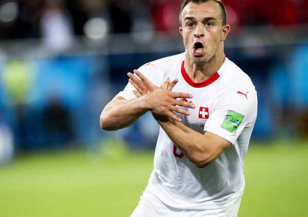 ▲瑞士球員沙基利在對塞爾維亞進球後、展示挑釁的「雙頭鷹」手勢。(圖／達志影像／美聯社)