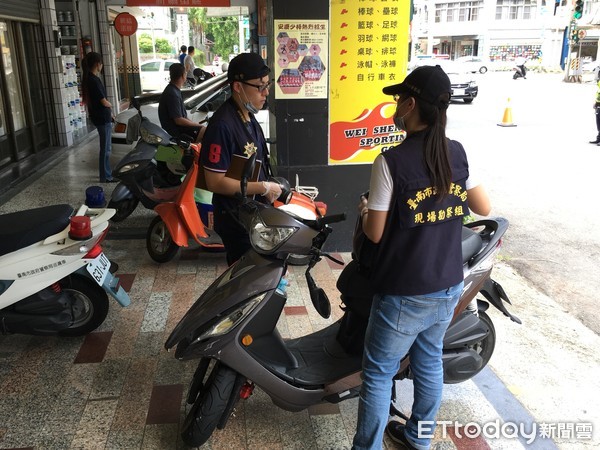 ▲台南市北區公園路，26日上午發生一起死亡車禍，19歲台南護專蔡姓女學生，騎機車到現場時，遭1部58歲謝姓男子駕駛預拌混凝土車撞擊輾壓，造成頭部重創當場死亡。（圖／記者林悅攝，下同）