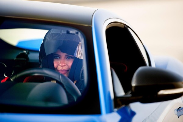 沙烏地阿拉伯首位女賽車手開Jaguar上賽道　誰說女生一定是三寶（圖／翻攝自Jaguar）