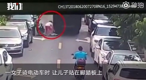 ▲▼深圳男童從腳踏板摔落，被旁邊的貨車輾斃。（圖／翻攝《新京報》視頻）