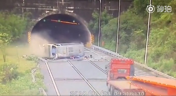 ▲▼廣東省一條高速公路上發生嚴重車禍，遊覽車側翻導致多人被拋飛。（圖／翻攝自秒拍）