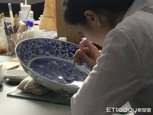 ▲▼〈青花柳葉鳥紋盤〉修復完成 故宮南院28日起展出。（圖／故宮提供）