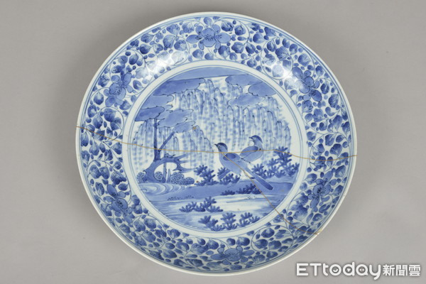 ▲▼〈青花柳葉鳥紋盤〉修復完成 故宮南院28日起展出。（圖／故宮提供）