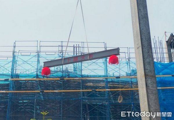  ▲觀音區新坡多功能場館新建統包工程上樑。（圖／桃園市政府提供）