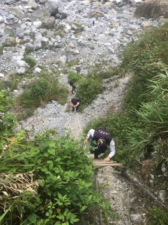 ▲▼400個廢棄輪胎破壞清水斷崖最美風景，檢警揪出違法業者送辦。（圖／來源自保七總隊第九大隊臉書）