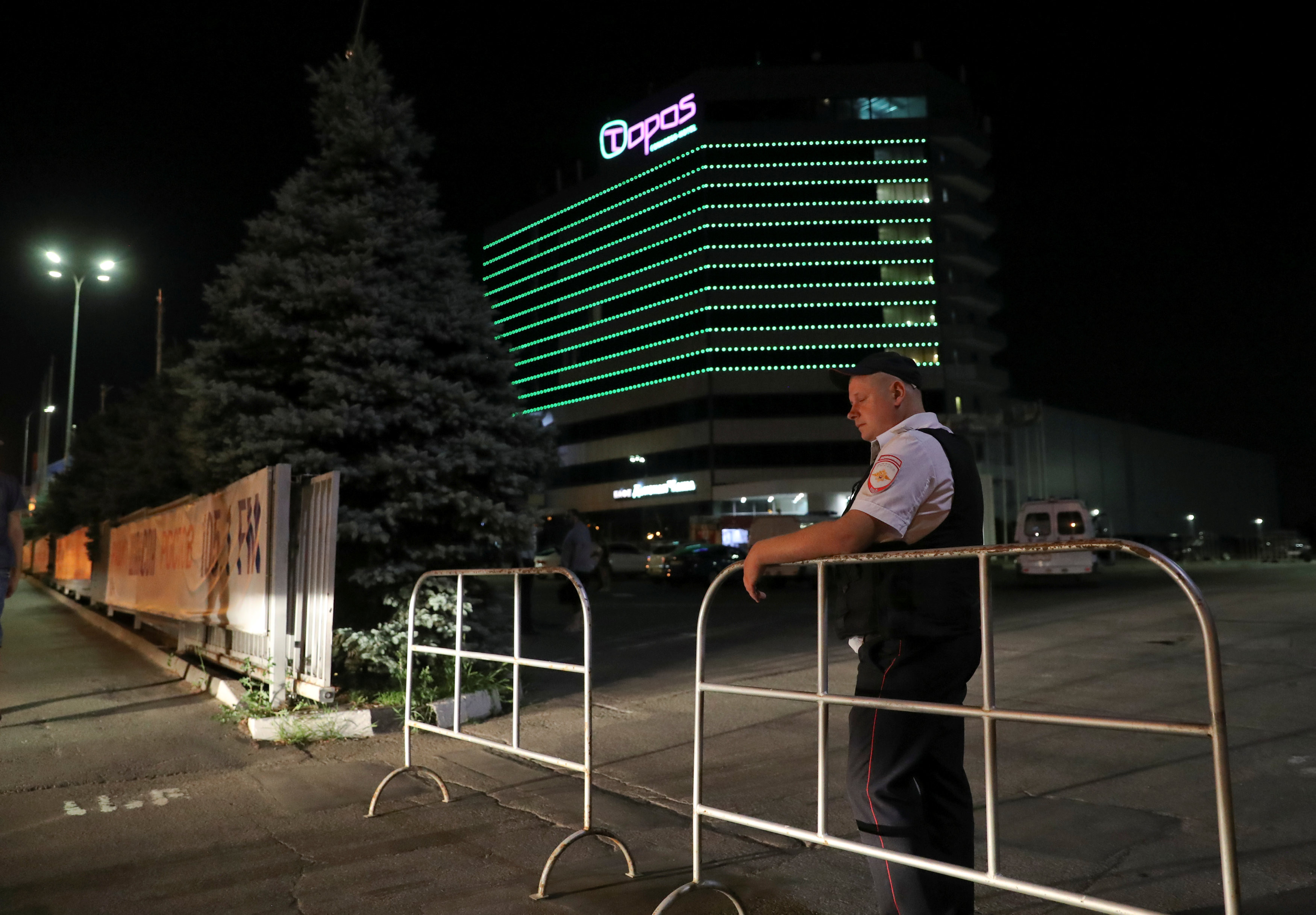▲俄羅斯世界盃官方酒店的托波斯國會飯店（Topos Congress-Hotel）受爆炸威脅而緊急疏散。（圖／路透社）