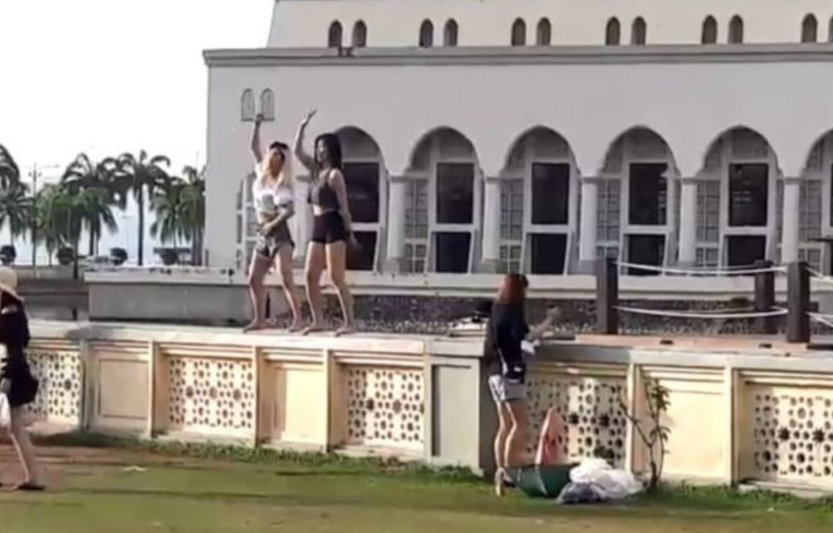 ▲▼馬來西亞沙巴州的亞庇市立清真寺有著美麗的建築，近日卻有2名國外女遊客攀上清真寺的圍牆大跳K-POP熱舞。（圖／翻攝自推特／The Star）