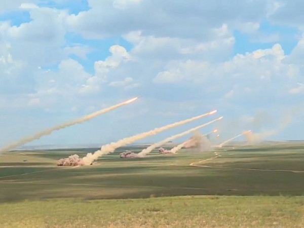 火箭軍「東風-10A」型遠程陸基巡航導彈旅進行演訓，首度展示6枚該型導彈齊射發起攻擊，並且精準命中7層大樓的震撼場景。（圖／翻攝自央視）