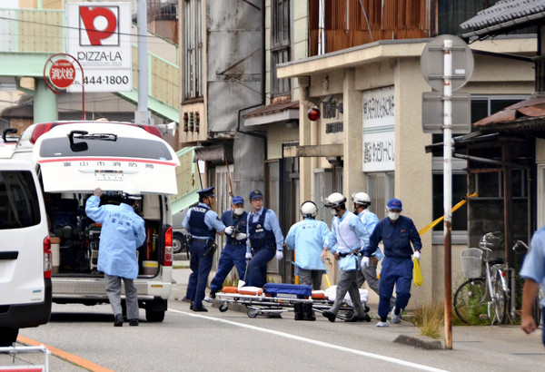 ▲▼日本富山市殺警奪槍案，警方封鎖現場調查。（圖／達志影像／美聯社）