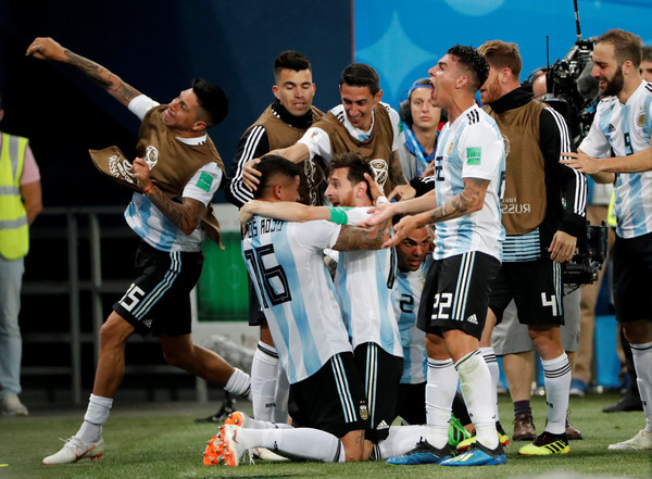 ▲2018世足，奈及利亞vs阿根廷，羅霍（Marcos Rojo）、梅西（Lionel Messi）。（圖／路透社）