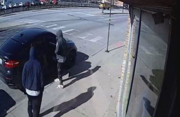 搶劫遇到下班警，兩匪反遭車主開槍追殺。（圖／翻攝自推特@ChicagoCOPA）
