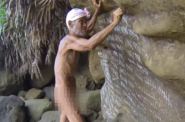 ▲▼ 日本82歲老翁長崎真砂弓（Nagasaki Masafumi）裸居沖繩荒島29年，被「抓回」文明世界。（圖／翻攝自Youtube）