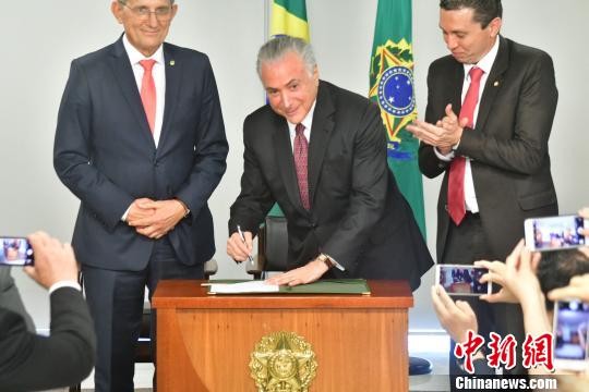 ▲巴西總統泰梅爾簽署法令，「中國移民日」正式生效。（圖／翻攝自中新網，下同）