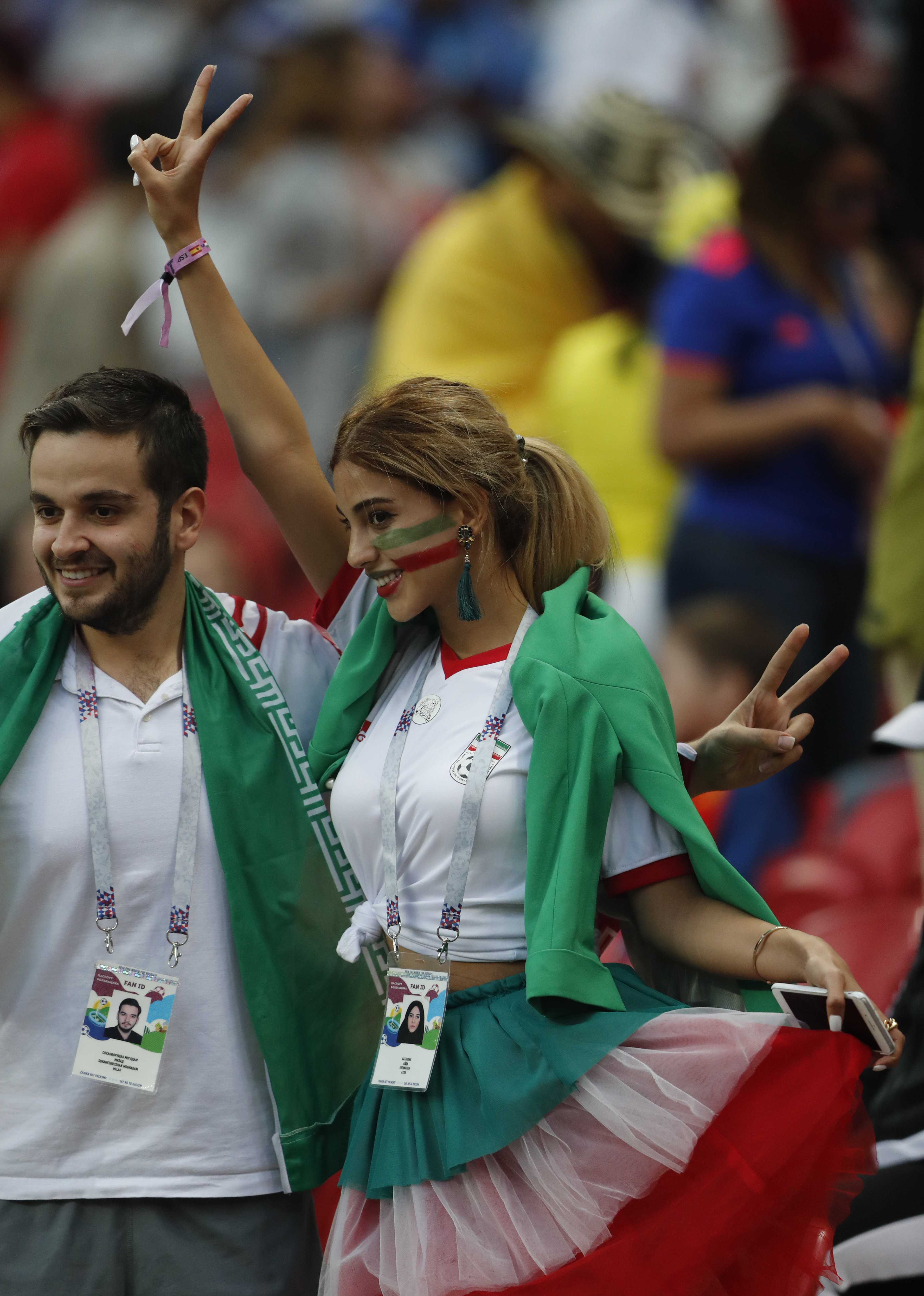 ▲伊朗女球迷紛紛露出真面目，為國家隊打氣加油。（圖／達志影像／美聯社）