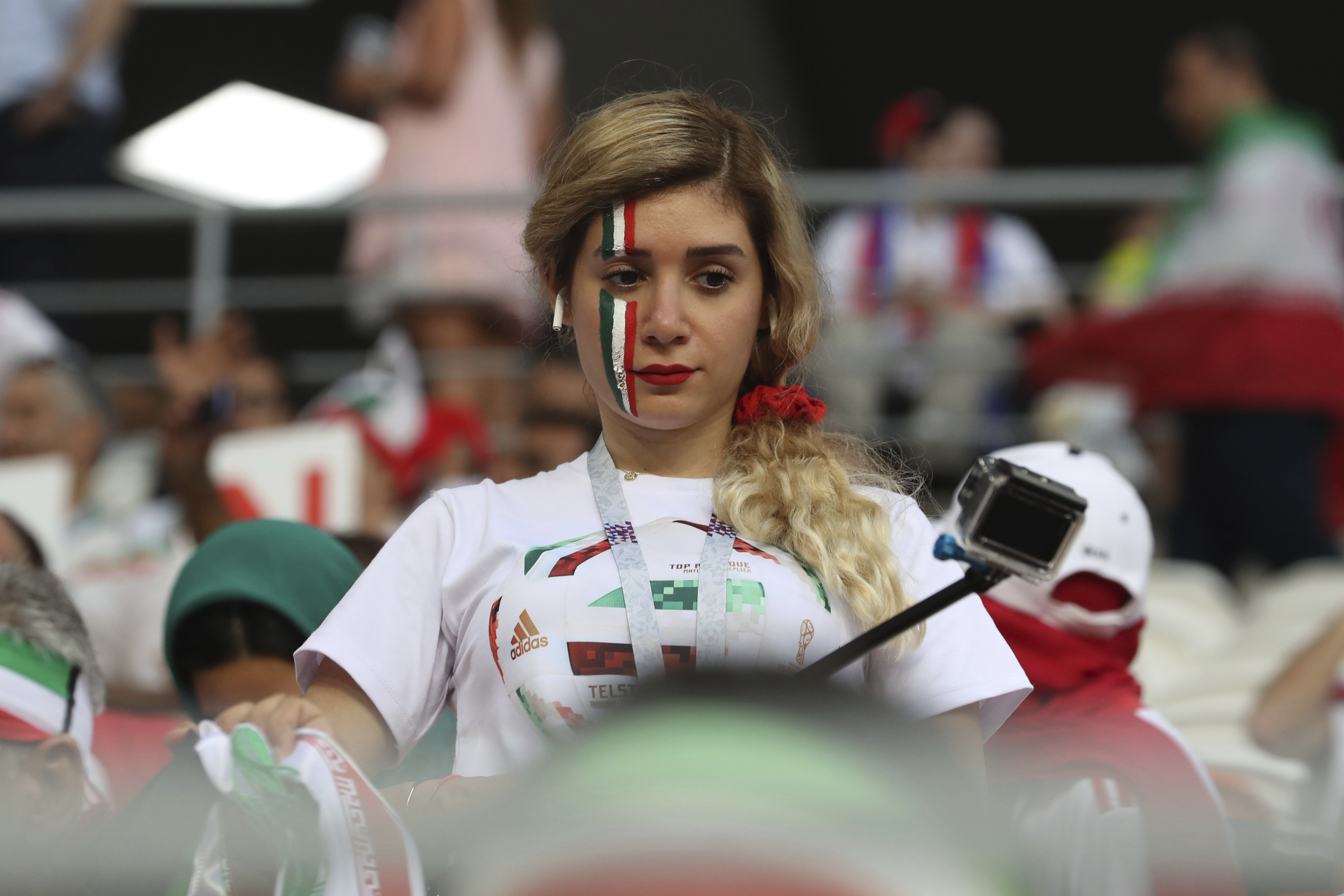 ▲伊朗女球迷紛紛露出真面目，為國家隊打氣加油。（圖／達志影像／美聯社）