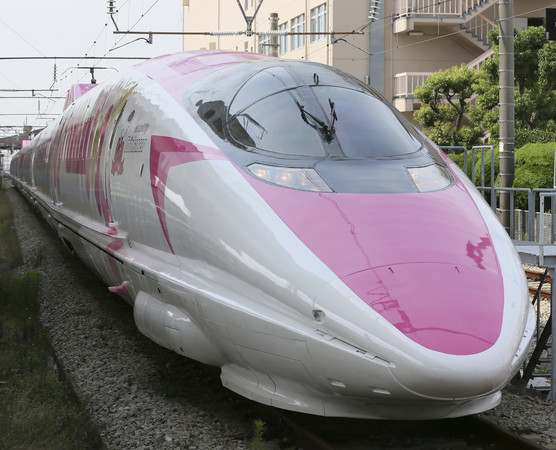 ▲主色調為粉紅色與白色的Hello Kitty子彈列車，本周六正式登場。(圖／達志影像／美聯社)