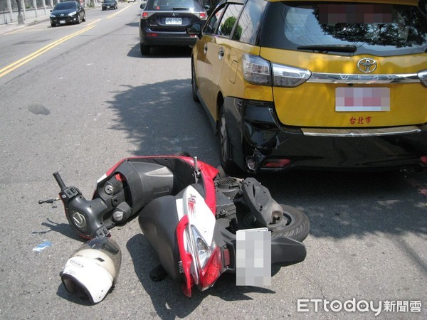 ▲▼騎士超車不慎撞上違停在路邊的計程車。（圖／記者陳豐德翻攝）