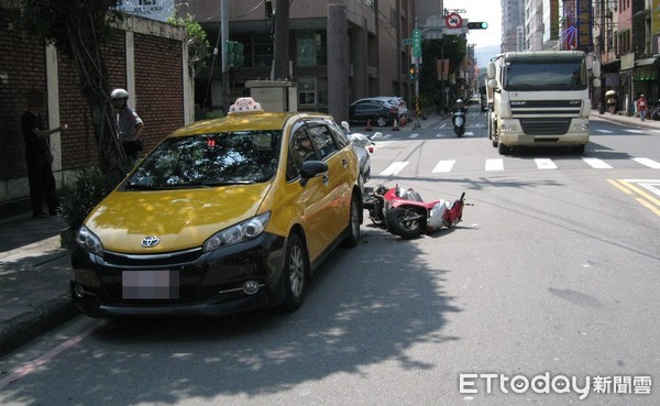 ▲▼騎士超車不慎撞上違停在路邊的計程車。（圖／記者陳豐德翻攝）