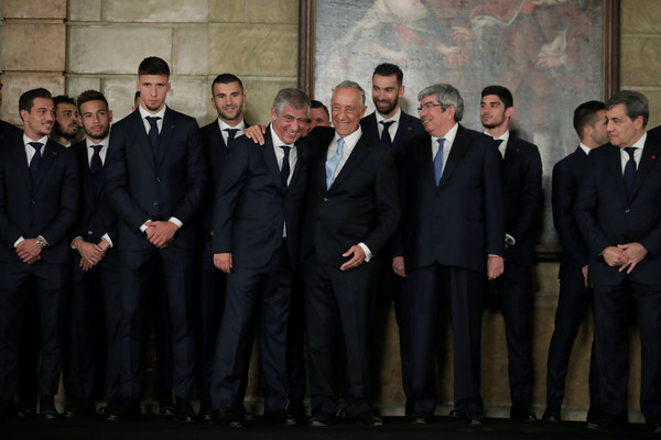 ▲▼葡萄牙總統德索薩(右三)和葡萄牙男足合影。（圖／路透）         