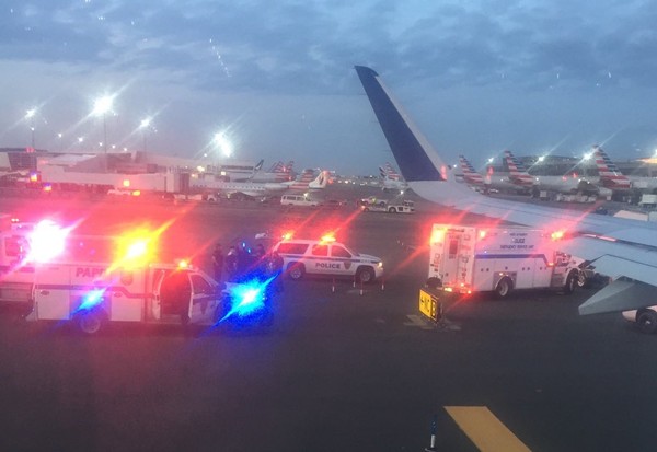 ▲▼美國捷藍航空發生劫機驚魂，乘客拍下驚人照片。（圖／翻攝自推特／@Alexa_Curtis）