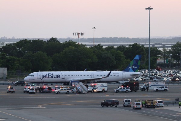 ▲▼美國捷藍航空發生劫機驚魂，乘客拍下驚人照片。（圖／翻攝自推特／@ShaquilleAKhan）