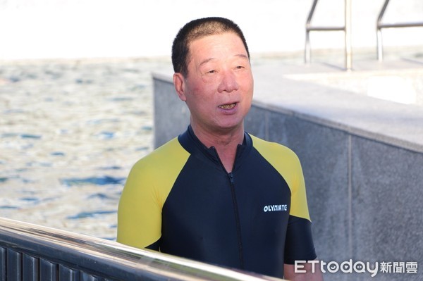 台東市長張國洲為推廣全國特有的「與魚同游」泳趣，與科室主管一同下水享受長年25度的清涼水溫，（圖／台東市公所提供）