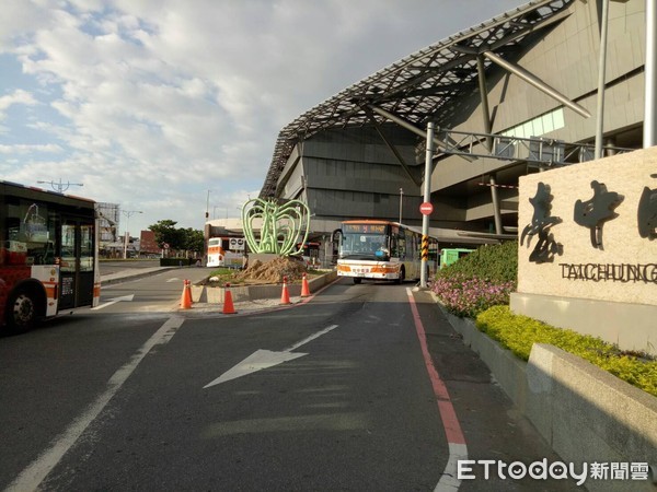 ▲▼畫面曝！台中機場首起死亡車禍！阿嬤小跑步奔離站　慘遭公車輾斃。（圖／記者李忠憲翻攝）