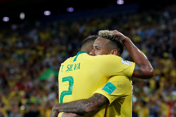 ▲▼    ▲▼ 2018世足,塞爾維亞vs巴西。席爾瓦(Thiago Silva)進球和內馬爾擁抱（圖／路透社） 