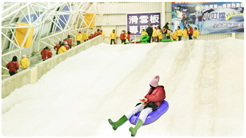 小叮噹科學主題樂園推出的「室內滑雪場」遊樂設施。(圖／取材小叮噹科學主題樂園官網)