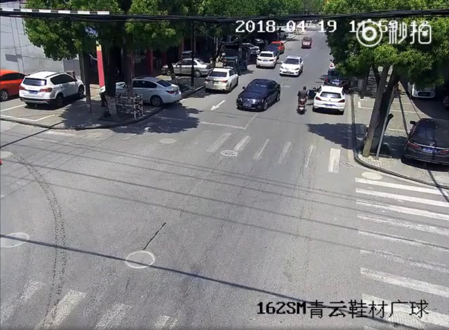 7秒奪命！女駕駛突開車門害騎士輾斃　警公布沒馬賽克驚悚畫面。（圖／翻攝浙江交警微博）